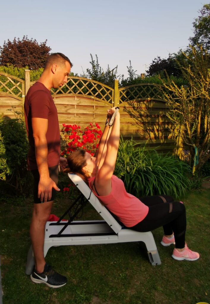 séance de coaching entre Yohann et une femme travaillant dans un jardin.